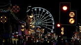 Gegap Gempita Perayaan Diwali di Leicester Sejak selepas pukul lima sore, keriaan meronai seruas Leicester, Inggris, saat perayaan Tahun Baru Hindu, Diwali, kemarin (11/11).