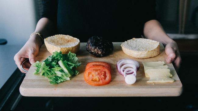 Terlalu memaksakan diri untuk diet biasanya hanya memberikan efek sementara. Berikut cara turun berat badan tanpa diet yang bisa Anda coba.