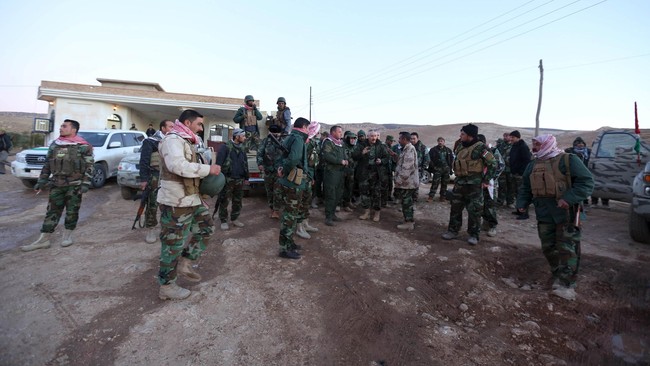 Ribuan pasukan Peshmerga dari etnis Kurdi bersiap untuk melakukan operasi pembebasan kota Sinjar dari tangan ISIS.