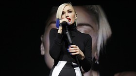 Blake Shelton Isyaratkan Kehamilan Gwen Stefani?