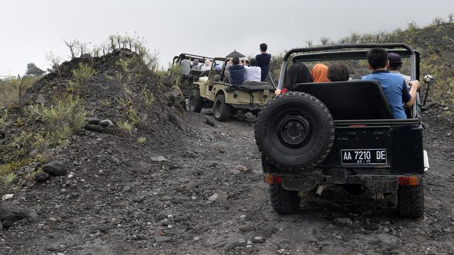 Kenaikan tarif mencapai hingga Rp50 ribu per paket perjalanan salah satunya diberlakukan oleh Asosiasi Jip Wisata Lereng Merapi (AJWLM).