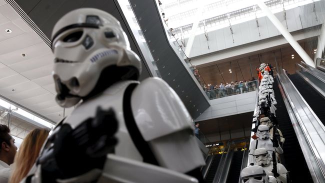 American Film Institute Awards seharusnya dilangsungkan 7 Desember, namun diundur menjadi 16 Desember setelah Star Wars tayang perdana.
