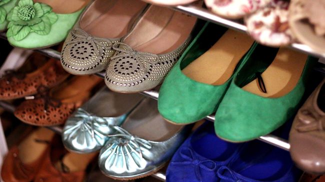 4 Model Sepatu yang Cocok untuk Semua Outfit Tak hanya wanita yang membutuhkan waktu lama dalam belanja barang. Pria pun demikian terutama saat membeli sepatu.
