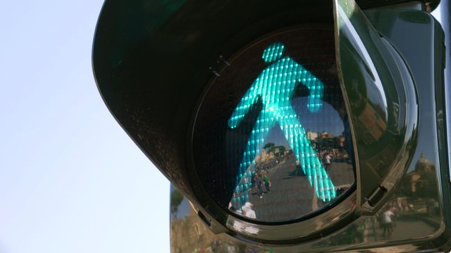 Pemerintah kota Hawaii akan menempatkan polisi untuk menilang pejalan kaki yang sibuk dengan alat elektronik saat menyeberang jalan.