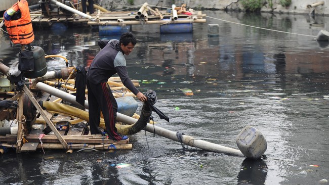 Pekerjaan rumah pertama adalah soal perawatan pompa serta swakelola alat berat. Alat berat beserta uang untuk mengelola semua kegiatan tersebut sudah ada.