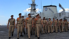 Sejumlah Taruna Akademi Angkatan Laut (AAL) Angkatan 61 mengikuti Latihan dan Praktek (Lattek) Jalayudha 2015 di Pangkalan Utama TNI Angkatan Laut (Lantamal) IX/Ambon, Maluku, Kamis (12/11). Sebanyak 90 Taruna AAL Angkatan 61 tersebut singgah di Ambo