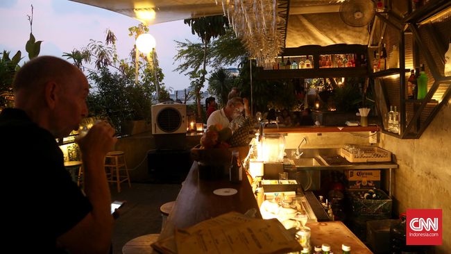 Di mana saja rooftop bar di Jakarta yang bisa jadi rekomendasi nongkrong usai jam kerja atau saat akhir pekan?