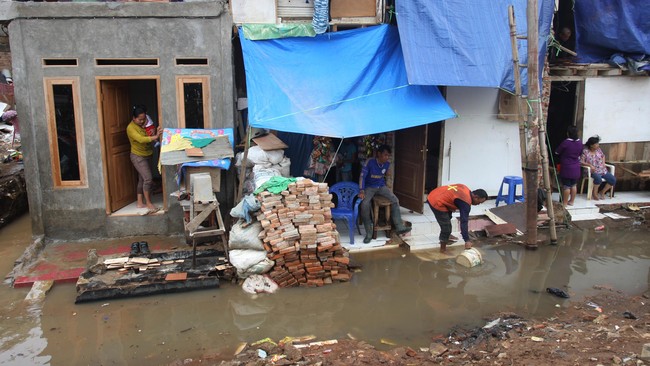Ahok menyebut hampir seluruh tepi Ciliwung telah diuruk dan lahan yang tercipta disewakan. Karena itu di sepanjang sungai itu banyak terdapat pemukiman liar.
