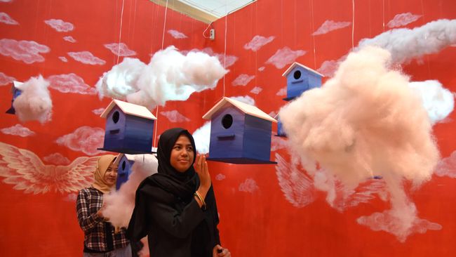 Seniman asal AS, Olek membuat proyek seni instalasi berupa rumah berwarna merah jambu, sebagai upayanya menyampaikan pesan perdamaian.