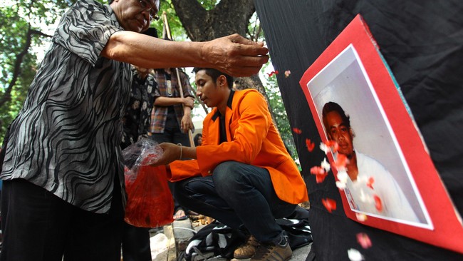 Pelanggaran HAM berat Tragedi Semanggi I yang memakan korban jiwa di kalangan mahasiswa belum tuntas diusut hingga kini.