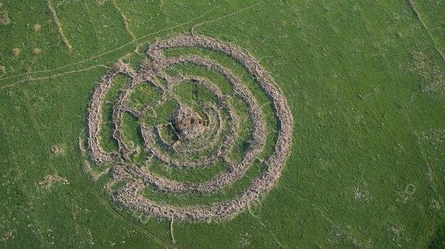 Para peneliti menemukan makam yang berbentuk roda raksasa dan misterius di Israel.
