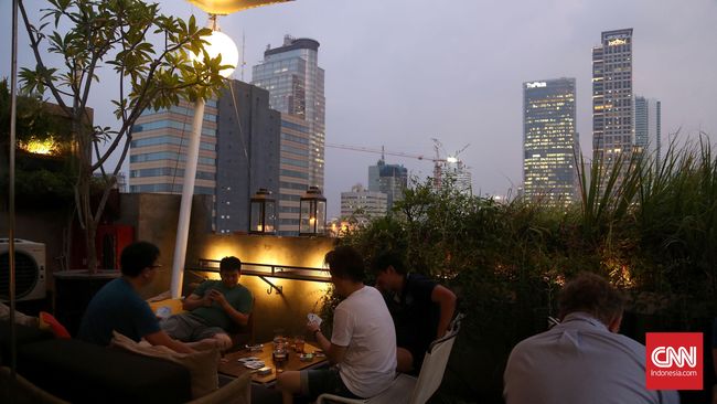 Rooftop bar jadi fenomena yang menjamur di kota besar. Pemandangan langit serta gemerlap lampu kota jadi jualan utama bar jenis ini.