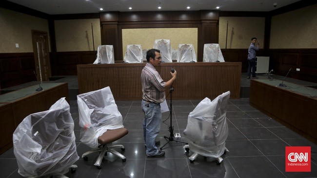 PN Jakarta Pusat melakukan penyemprotan disinfektan di seluruh ruangan untuk mencegah penyebaran virus corona. Jadwal sidang tetap dilaksanakan.