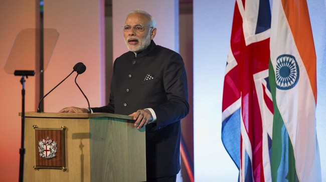 Perdana Menteri India, Narendra Modi meluncurkan aliansi tenaga surya internasional, bekerja sama dengan lebih dari 120 negara di KTT Perubahan Iklim 2015.