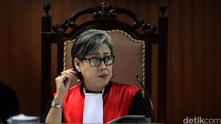 Artha Theresia mengaku memiliki harta mencapai Rp43 miliar. Harta ini diperoleh dari aset yang dikumpulkan suaminya.