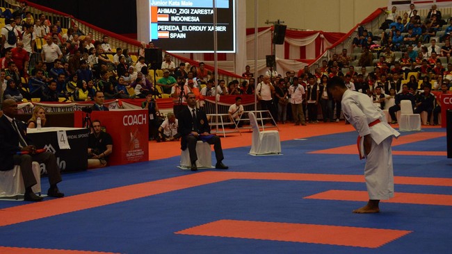 Timnas karate Indonesia membuat kejutan dengan merebut tiga medali emas pada dua hari pertama Kejuaraan Dunia World Karate Federation (WKF) Junior di Serpong.