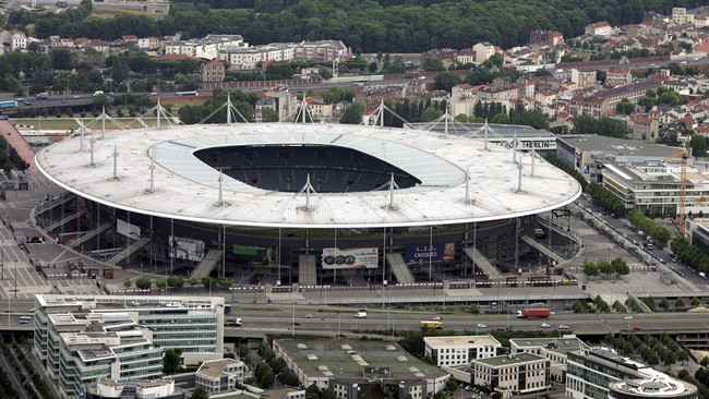 Timnas Perancis mengalahkan Jerman dalam pertandingan di Stade de France, dengan tiga kali suara ledakan sempat terdengar dari dalam stadion.