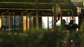 Bergantung di Jendela, Ibu Hamil Selamat dari Teror Paris