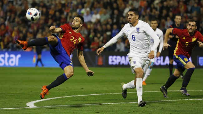 Spanyol berhasil menekuk Inggris 2-0. Dua gol Spanyol tercipta jelang berakhirnya pertadingan akibat koordinasi lini pertahanan Inggris yang buruk.