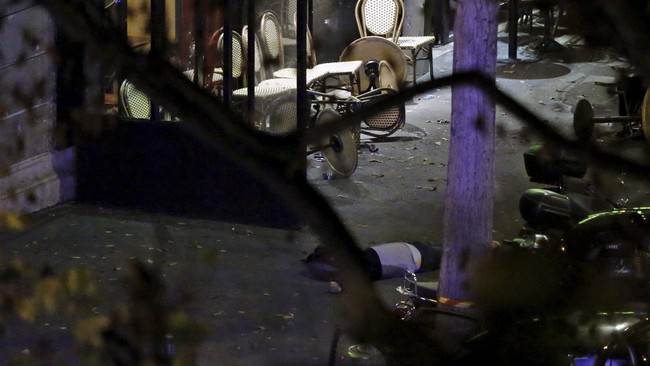 Menyusul teror yang mengguncang Paris, American Airlines menunda penerbangan ke Perancis. Sementara korban tewas sejauh ini dilaporkan bertambah jadi 153 orang.