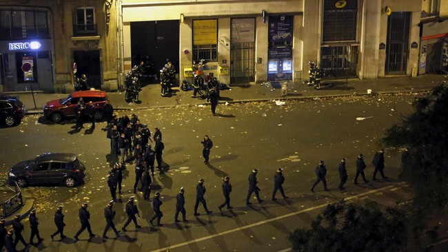 Tiga pelaku serangan di Paris, Perancis pada November lalu termasuk dalam dokumen identitas anggota ISIS yang bocor ke media pekan ini.