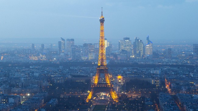 Usai serangan teror yang menewaskan ratusan orang, sejumlah fasilitas umum dan tempat wisata di Paris akan kembali dibuka pada Senin (16/11).