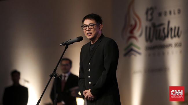 Jet Li yang selama ini tampil prima dengan beradegan laga di film, kini terlihat botak, beruban dan keriput karena sakit tiroid.