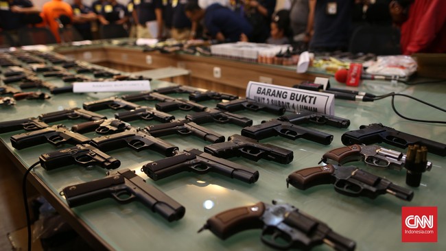 Kemlu belum dapat memberi keterangan mengenai kemungkinan keterlibatan kedua WNI dengan jaringan teroris, karena masih harus diselidiki lebih lanjut.
