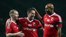 3 Pemain Top yang Pernah Berkostum Man United dan Liverpool