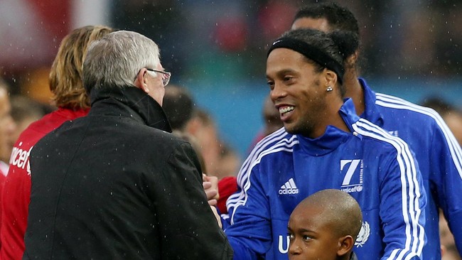 Kunjungan Ronaldinho ke India hampir berujung dengan musibah, Senin (25/1). Mantan pemain Barcelona itu nyaris tertimpa tiang lampu lalu lintas.