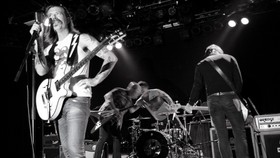 Personel Eagles of Death Metal Masih Berduka dan Ketakutan