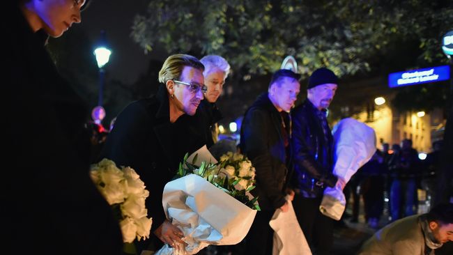 "Banyak pecinta musik yang menjadi korban. Tapi ini bisa saja terjadi di konser kami. Saya tidak bisa tidak memikirkan hal ini," kata vokalis U2, Bono.