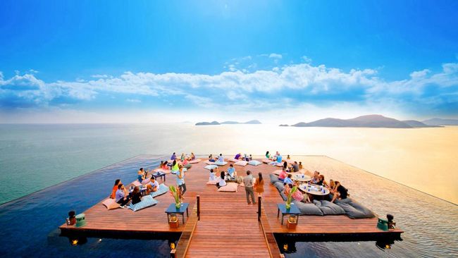 Babanest at Sri Panwa Resort - Phuket, Thailand Bukan cuma Amerika yang memiliki rooftop bar. Kota-kota di Asia Tenggara pun memiliki rooftop bar dengan pemandangan yang spektakuler.