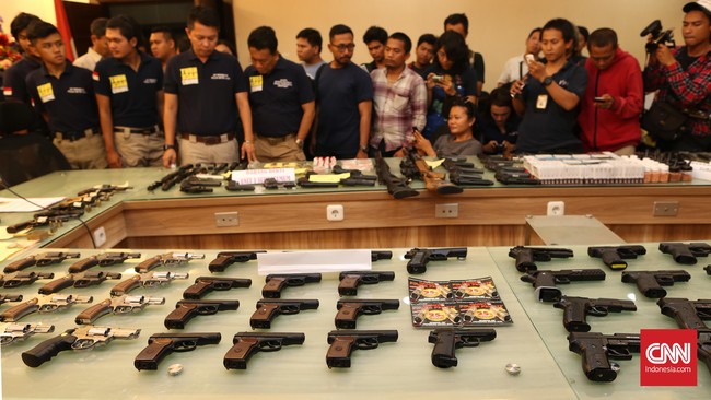 Polisi berhasil mengamankan ratusan senjata jenis air gun, belasan senjata api, belasan selongsong revolver, ribuan peluru jenis gotri, dan lainnya.