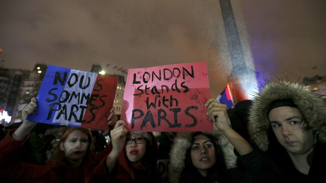 Sejumlah politisi sayap kanan Perancis menyalahkan serangan teror kepada Presiden Francois Hollande dan islamisasi di Perancis.