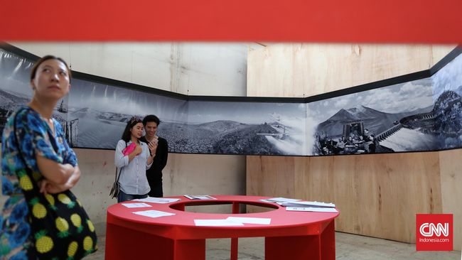 Sebagian besar agenda seni di Indonesia, seperti pameran seni rupa kontemporer biennale, tidak masuk dalam program resmi yang didukung penuh dari pemerintah.