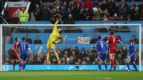 Tahan Penalti, van Der Sar Masih Bertaji