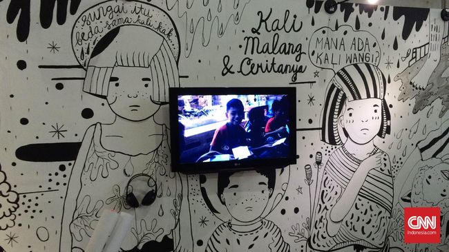 Lewat goresan hitam putih di muralnya, Annisa mencoba menggambarkan kesedihan anak-anak korban penggusuran lahan Tol Becak Kayu.