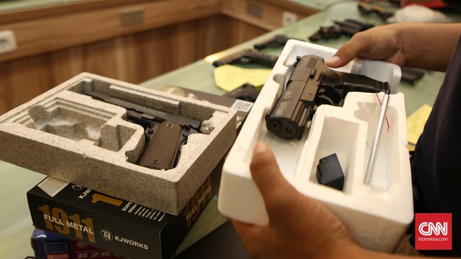 Seorang mantan anggota kepolisian menjadi tersangka kasus kepemilikan senjata api ilegal usai mengirimkan air gun dan amunisi lewat pos.