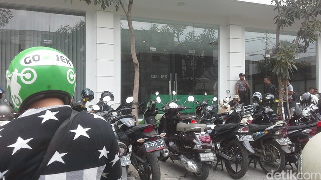 Seorang pengemudi GoJek bernama Septiyan (20), tewas ditusuk oleh petugas parkir liar di kawasan Sunter, Jakarta Utara,