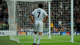 Raul Lebih Dicintai Publik Madrid daripada Ronaldo