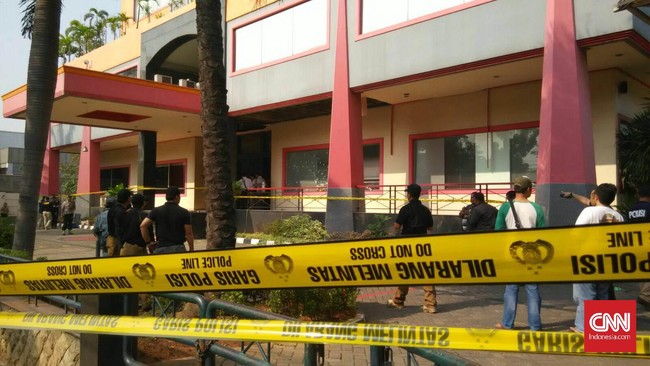 ledakan tersebut melukai dada seorang petugas keamanan Mulana yang menjalani perawatan di Rumah Saki Islam Pondok Kopi Jakarta Timur.