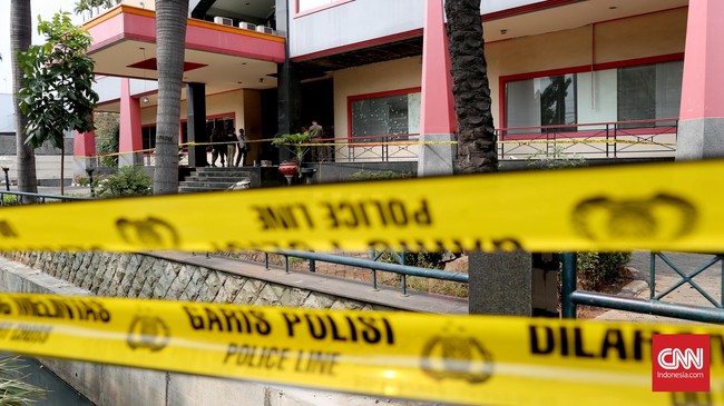 Sebuah benda diduga granat nanas ditemuka di depan toko foto copy di Jalan Cimanuk, Garut pada Minggu (15/7).