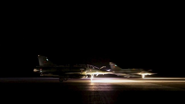 Warga Suriah takut mereka akan menjadi korban dari serangan udara AS dan Rusia yang semakin gencar menggempur markas ISIS di Raqqa usai teror di Paris.