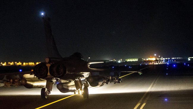 Kelompok-kelompok pengawas perang Suriah mengatakan serangan jet tempur Perancis menghantam kamp latihan dan gudang senjata ISIS di kota Raqqa. 