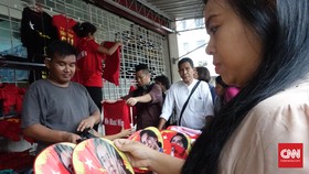 Menang Besar, Cendera Mata Partai Suu Kyi Diborong Pembeli