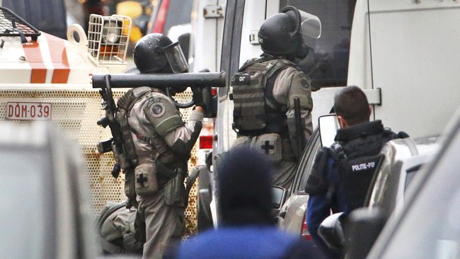 Otoritas Belgia sedang melancarkan enam operasi penggerebekan di lokasi berbeda di sekitar Brussels pada Kamis (19/11), memburu salah satu pelaku teror Paris.