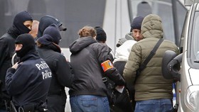 Polisi Tangkap 23 Tersangka Teror Paris dan Peluncur Granat