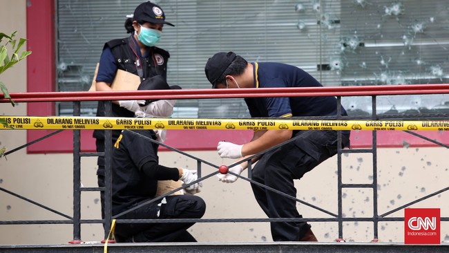 Ledakan granat di Jakarta Timur terjadi sehari setelah polisi meningkatkan pengawasan di Jakarta. Polisi memperkuat tim intelijen dan bank data soal terorisme.