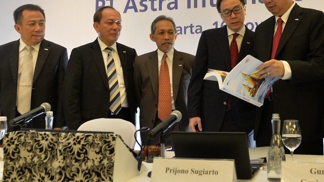 Pelemahan harga komoditas, penurunan penjualan otomotif, dan merosotnya kualitas kredit korporasi menjadi penekan laba Astra tahun lalu.